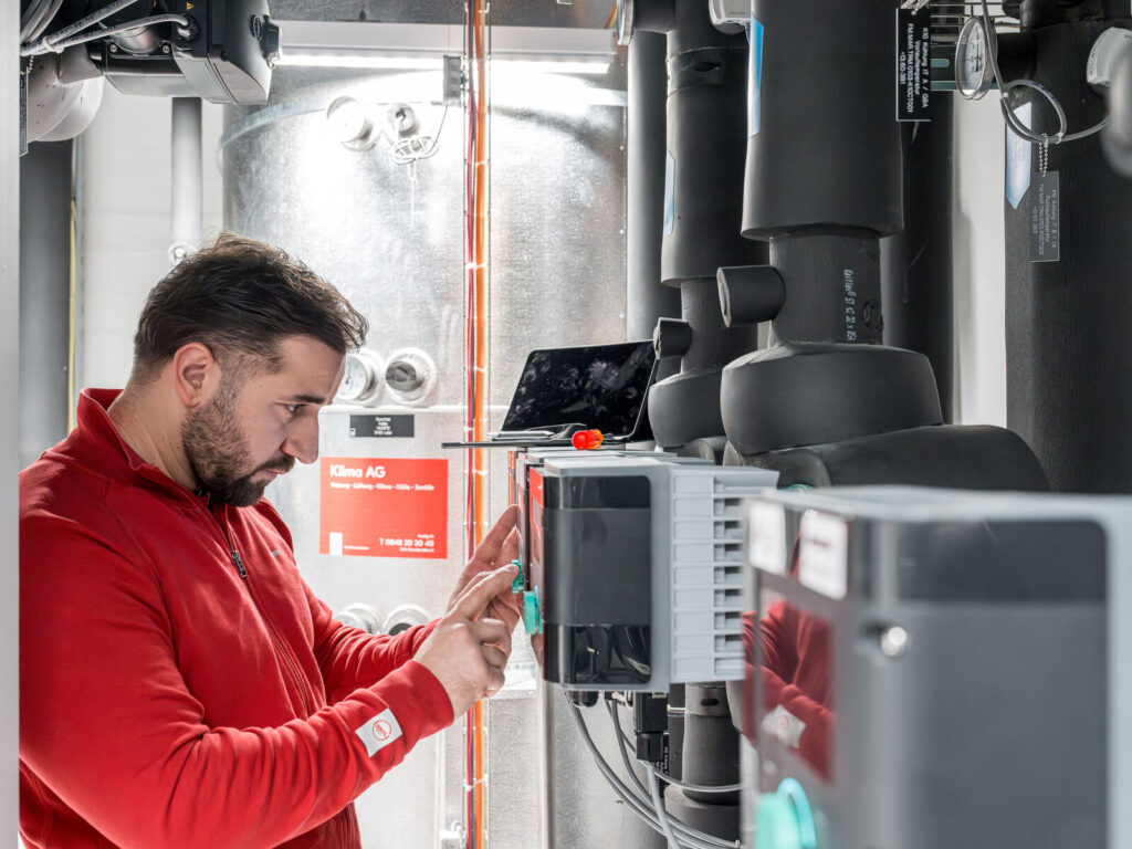 Mitarbeiter der Klima AG in Basel bei der Prüfung der Heizungsanlage bei der IWB Basel