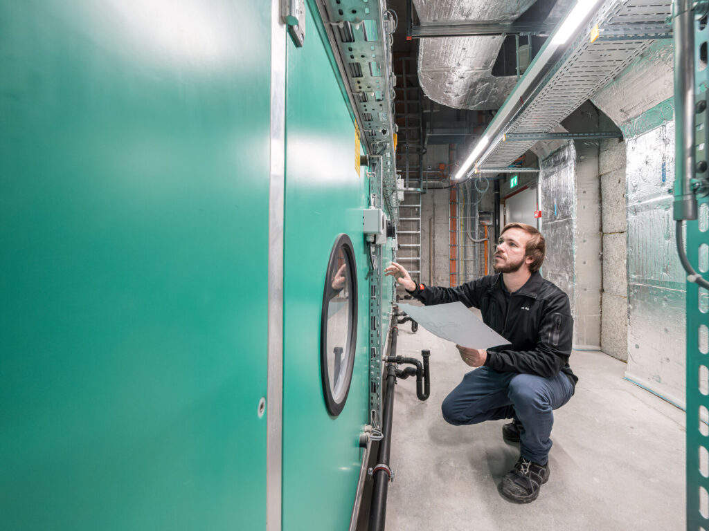 Projektleiter Lüftung der Klima AG Basel prüft die neu installierte Lüftungsanlage für Transa Basel.