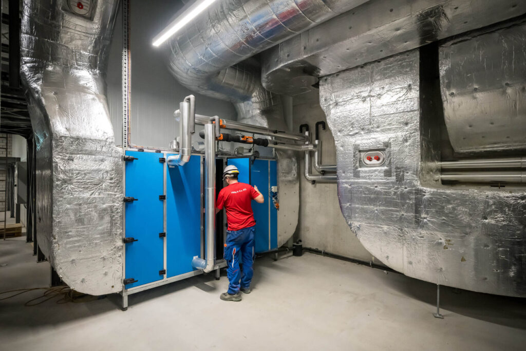 Lüftungsanlagenbauer der Hälg & Co. AG Bern auf der Baustelle Bell in Oensingen
