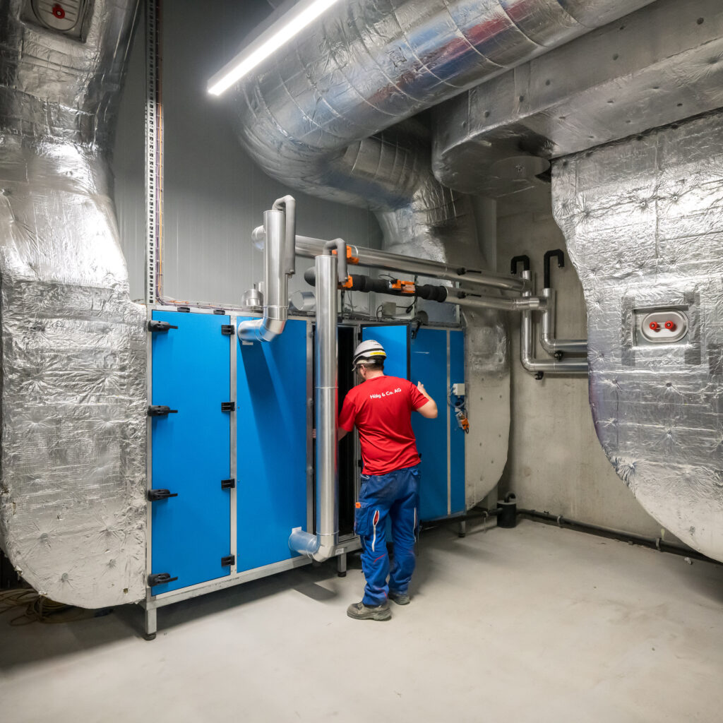 Lüftungsanlagenbauer der Hälg & Co. AG Bern auf der Baustelle Bell in Oensingen