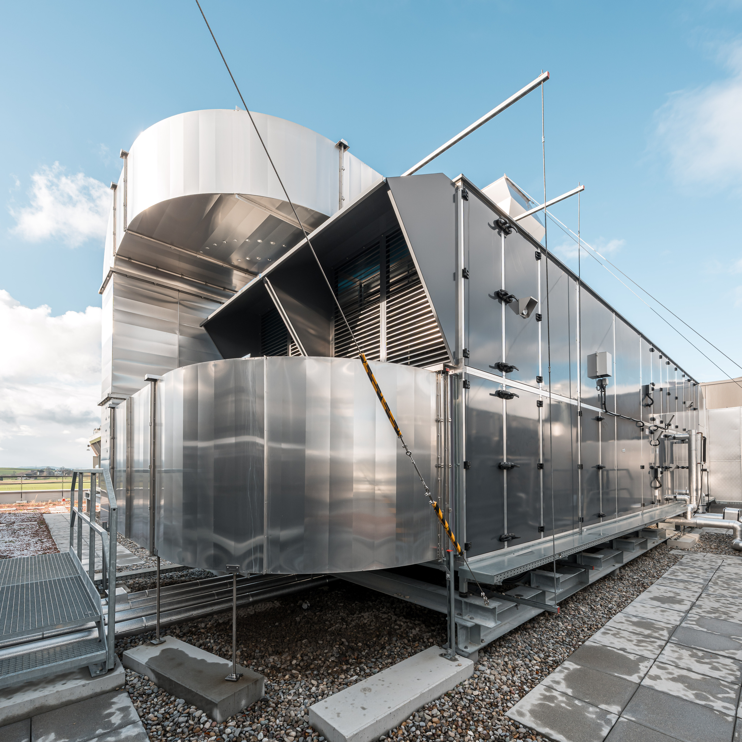 Lüftungsanlage auf dem Dach von Huber Kunststoffe AG in Gossau
