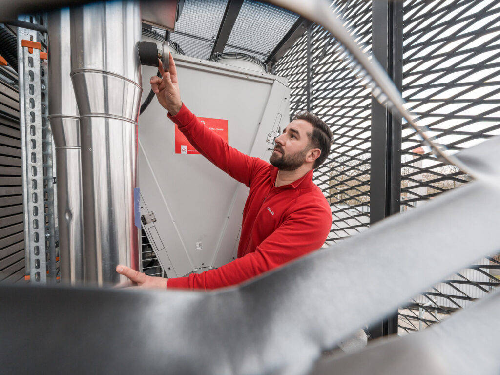 Ein Mitarbeitender der Klima AG in Basel auf der Baustelle der IWB Basel.