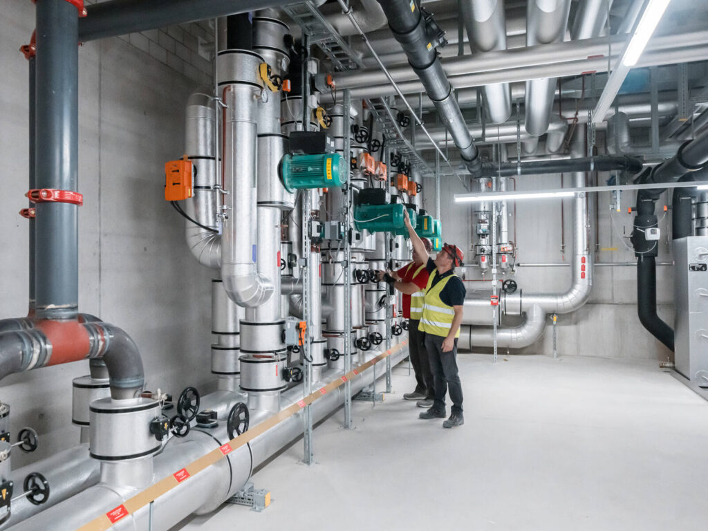 Zwei Mitarbeitende der Hälg & Co. AG Aarau auf der Baustelle im Kantonsspital Aarau