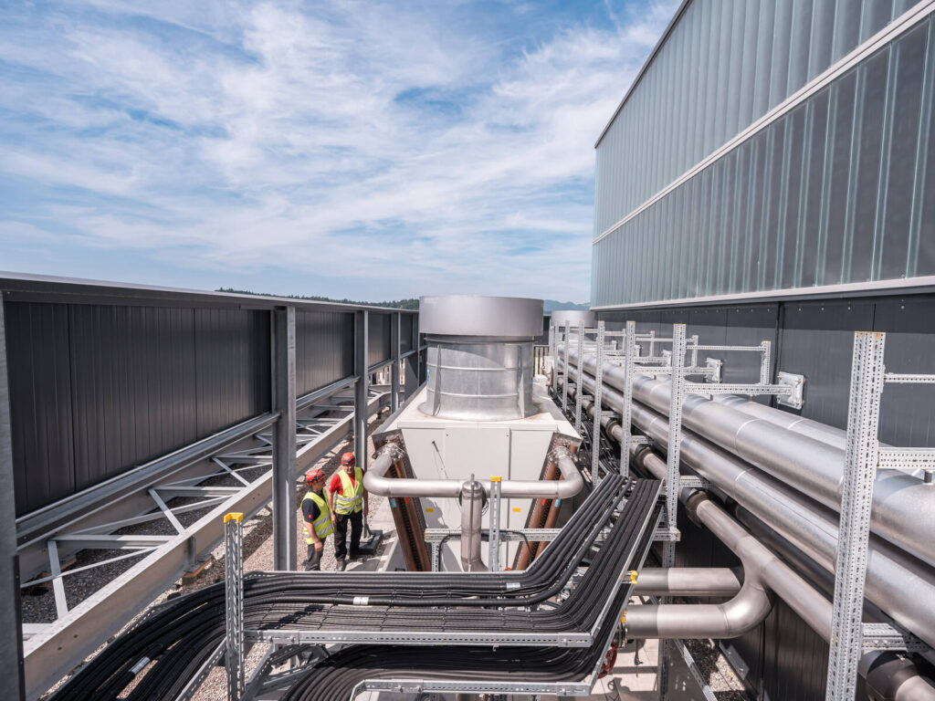 Zwei Mitarbeitende der Hälg & Co. AG Aarau auf der Baustelle im Kantonsspital Aarau