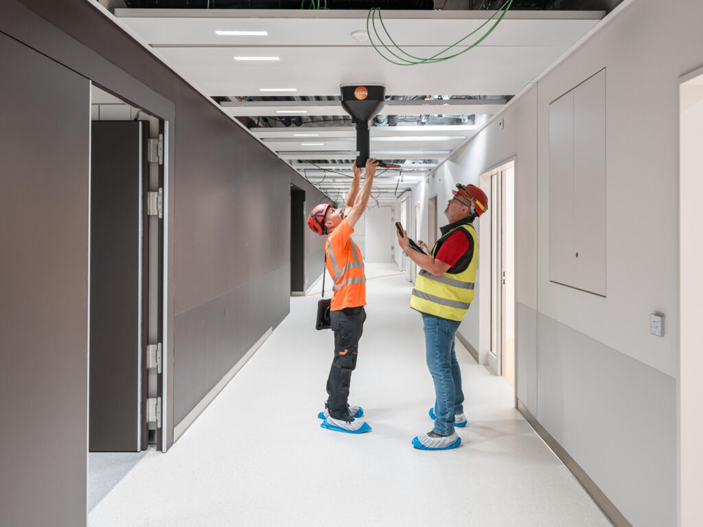 Zwei Mitarbeitende der Hälg & Co. AG Aarau auf der Baustelle im Kantonsspital Aarau