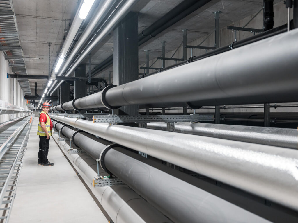 Installateur der Hälg & Co. AG Aarau auf der Baustelle im Kantonsspital Aarau.