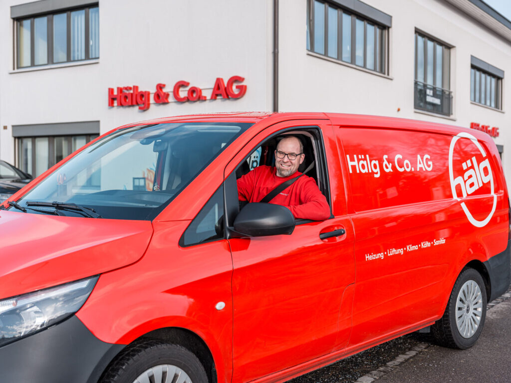 Servicetechniker der Hälg & Co. AG Bütschwil im Auto.