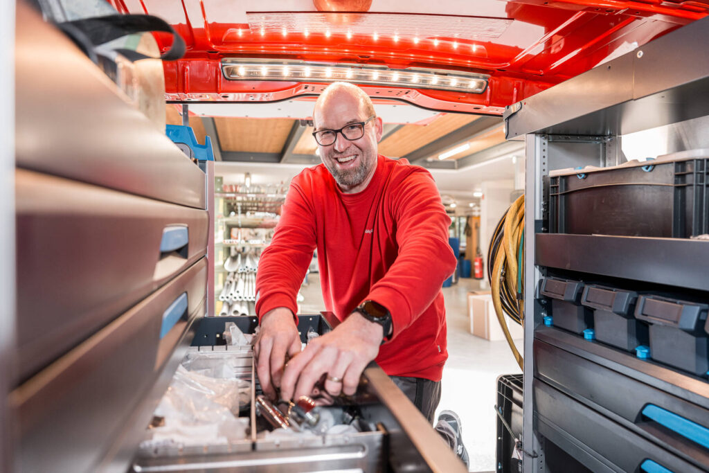 Servicetechniker im Auto, bereit für den nächsten Einsatz