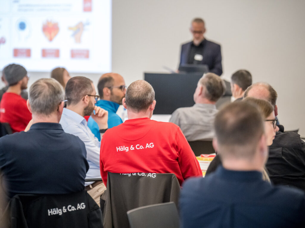 Neue Mitarbeitende der Hälg Group am Hälg Day, wo sie offiziell im Unternehmen begrüsst werden.