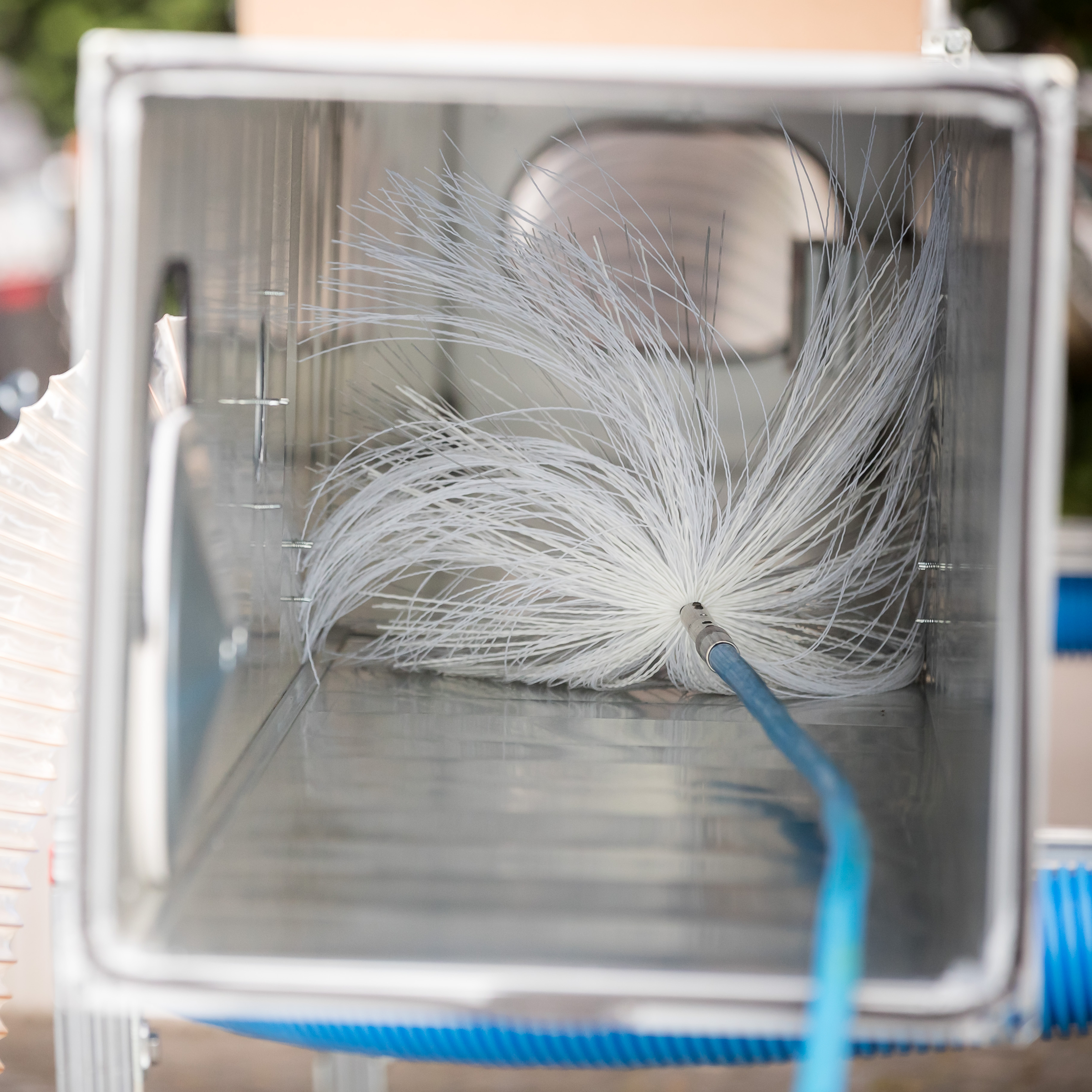 Reinigung eines Lüftungskanals durch die Hälg & Co. AG.