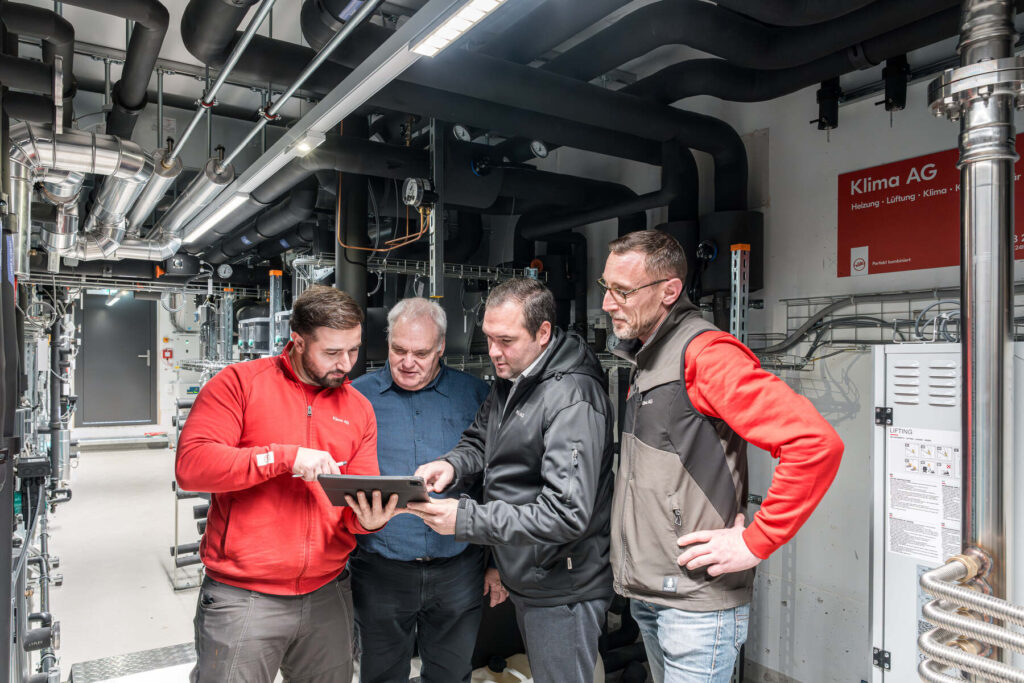 Team der Klima AG Basel im Technikraum der IWB