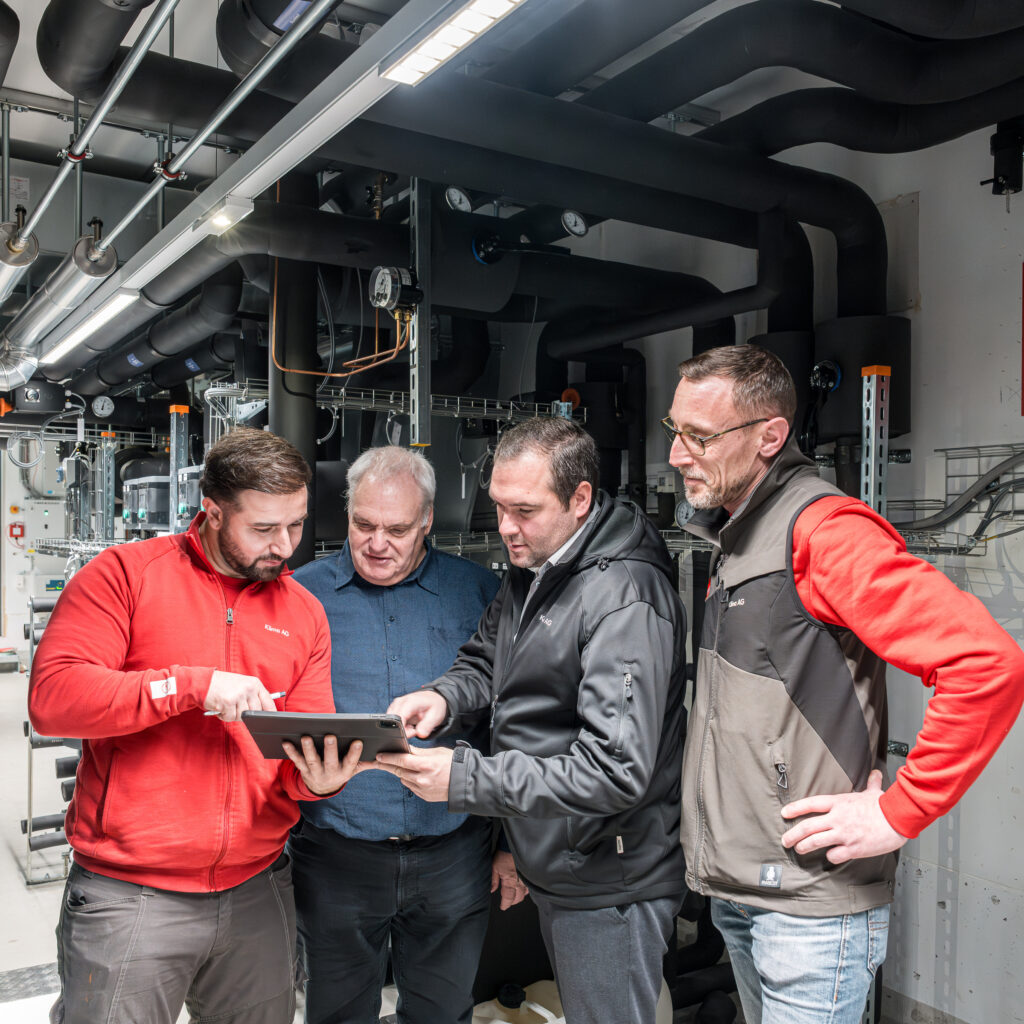 Team der Klima AG Basel im Technikraum der IWB