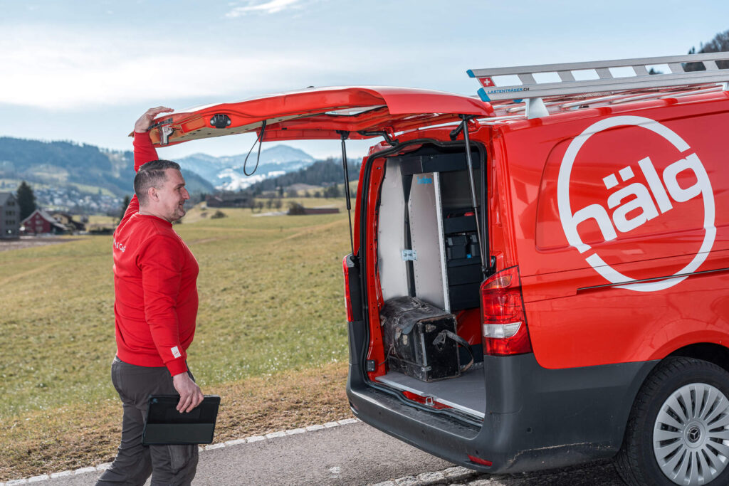 Servicetechniker der Hälg & Co. AG Bütschwil auf dem Weg zum nächsten Serviceeinsatz