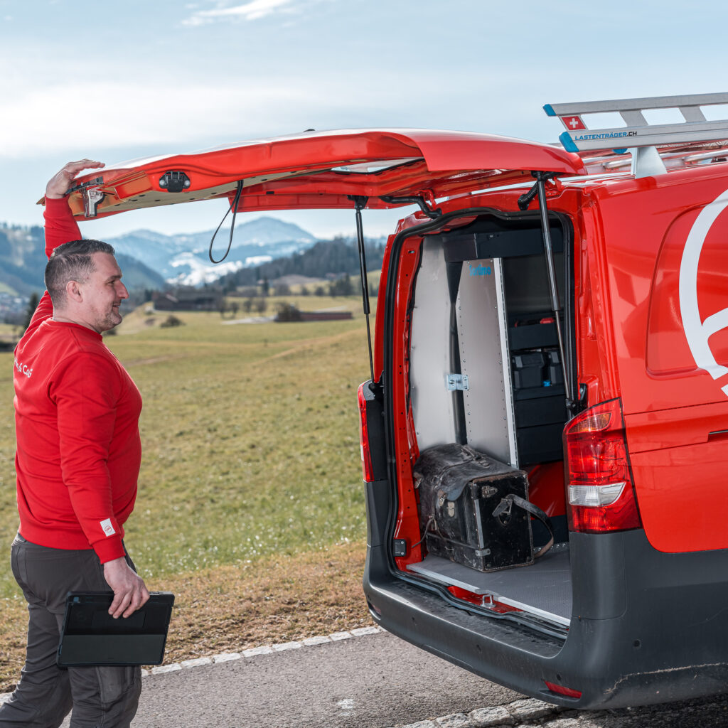 Servicetechniker der Hälg & Co. AG Bütschwil auf dem Weg zum nächsten Serviceeinsatz