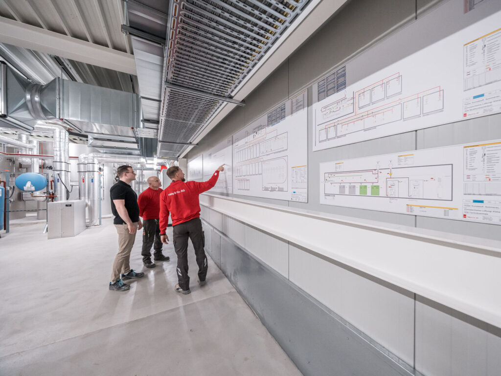 Projektleiter und Installateure auf der Baustelle der Huber Kunststoffe AG in Gossau