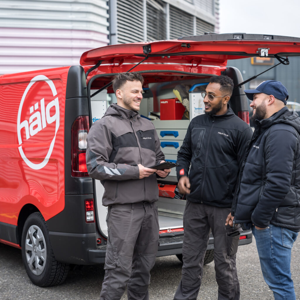 Drei Mitarbeitende der Hälg Group beraten sich zusammen.