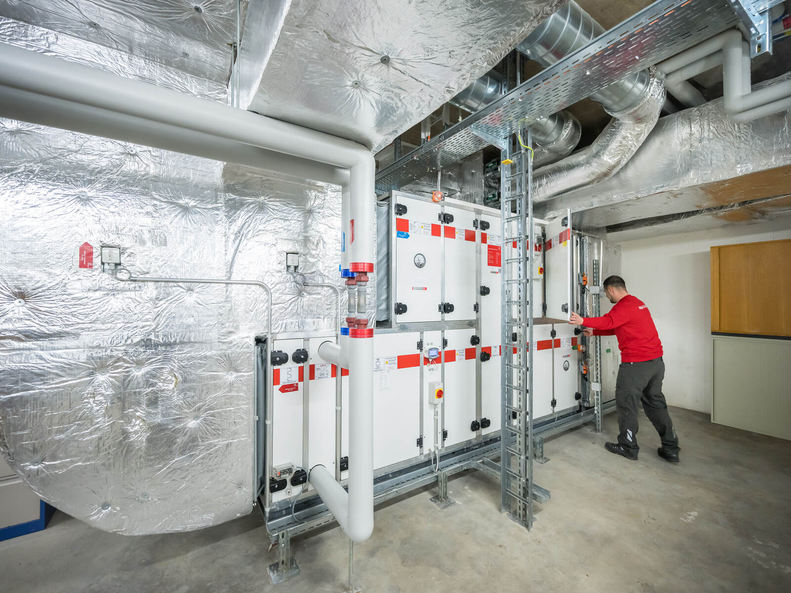 Servicearbeiten an einer Lüftungsanlage durch Servicetechniker der Hälg & Co. AG
