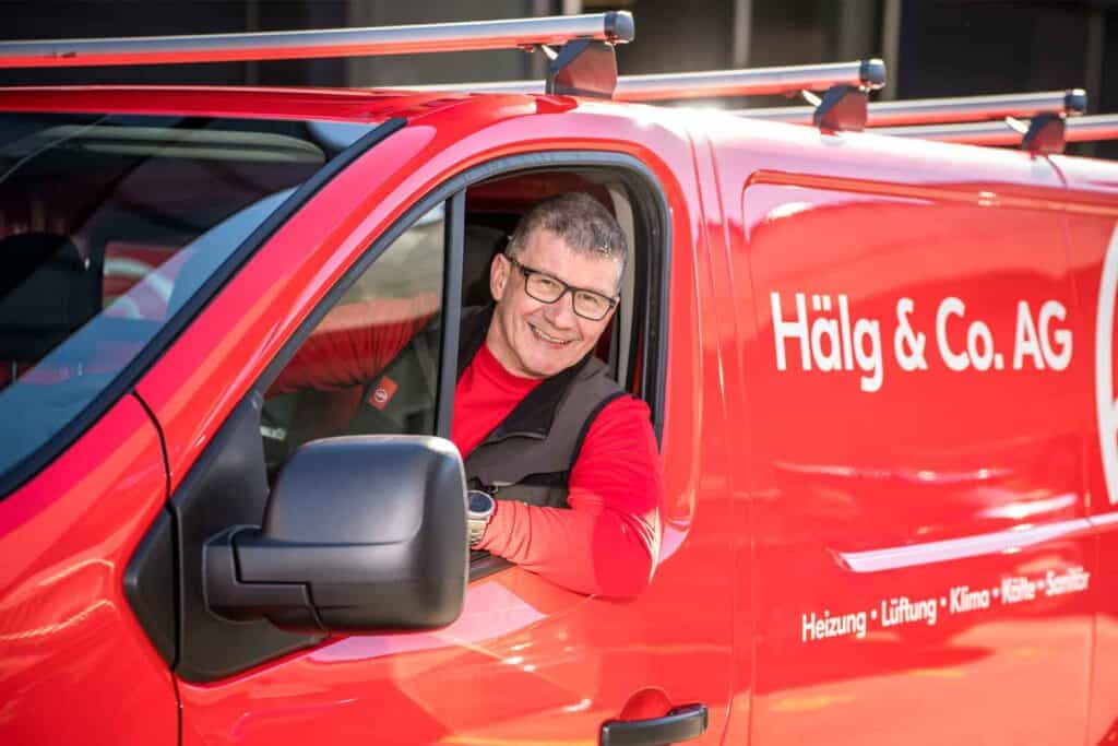 Servicetechniker Dieter im roten Auto der Hälg & Co. AG